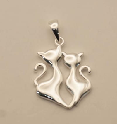 Sterling zilveren hanger 2 katten langs elkaar - leuke katten hangertje gemaakt van 925 zilver - prachtige zilveren hanger van 2 poezen - zilveren bedel kattenliefhebbers voor aan ketting - hangers cadeau tip voor dames, vrouwen