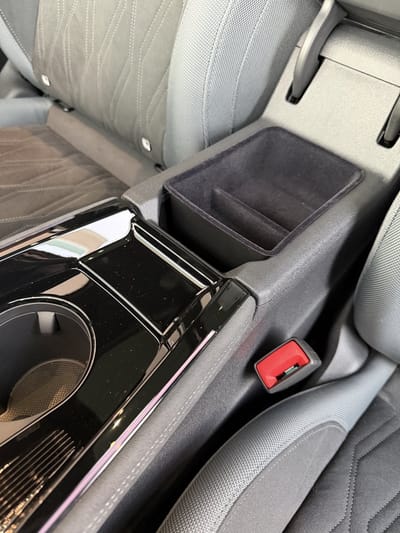 Audi nieuwe Q3 2026-2027 E-Tron - e-Hybrid opberg box voor armsteunconsole - Zwart - Fluwelen afwerking - Audi new Q3 2026 E-Tron e-Hybrid Storage Box For Armrest Console
