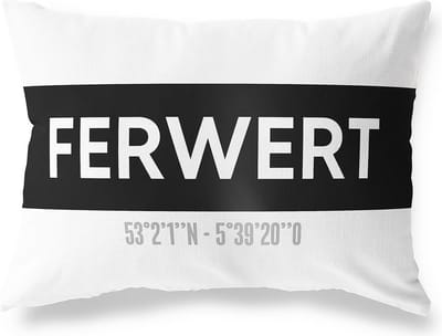 Tuinkussen FERWERT - FRIESLAND met coördinaten - Buitenkussen - Bootkussen - Weerbestendig - Jouw Plaats - Studio216 - Modern - Zwart-Wit - 50x30cm