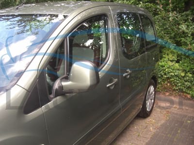 Zijwindschermen raamspoilers tbv Citroen Berlingo & Peugeot Partner type2 model VANAF 2008 tot 2018 donker getint pasvorm merk Team Heko