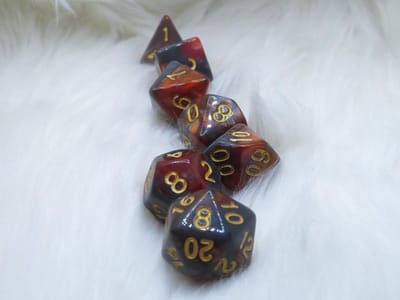 Polyset Dice | Dobbelstenen - Set Van 7 Stuks - Rood Zwart Marmer Parelmoer Goud | Voor D&D en Andere Rollenspellen | Plastic Dobbelstenen Set voor Dungeons and Dragons | Polyhedral Dice Set | Met Mooie Zwarte Velvet Dice Bag voor Ongeveer 3 Sets