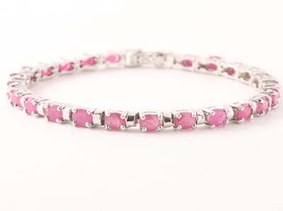 Zilveren tennisarmband met robijn