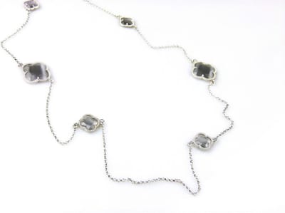 model Fiori gesloten klavers collier in zilver grijze klavers