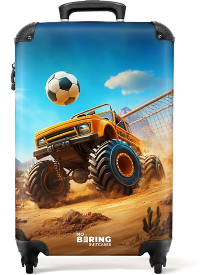 NoBoringSuitcases.com® - Kinderkoffer jongen - Kindertrolley jongens - Monstertruck scoort goal in woestijnstadion - Handbagage koffer lichtgewicht - Reiskoffer trolley kinderen - Rolkoffer met wieltjes - Past binnen 55x40x20 en 55x35x25
