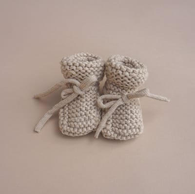 Babyslofjes | Gebreide Babyslofjes | Babysokjes | Babyslofjes wol | Babyslofjes newborn | Kraamcadeau | Beige | Ivy and Soof