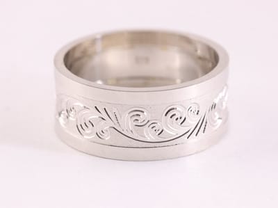 Brede zilveren ring met fantasiegravering - maat 19