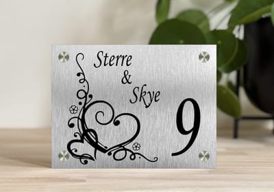 Naambordje / huisnummer voordeur | hartjes sierlijk | rvs look | 15x20cm | rvs afstandhouders
