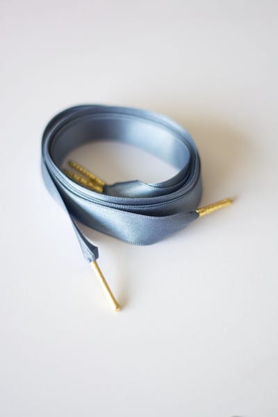 Schoenveters plat satijn luxe - grijs blauw breed - 120cm met gouden stiften veters voor wandelschoenen, werkschoenen en meer