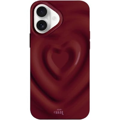 xoxo Wildhearts Biggest Love Burgundy telefoonhoesje - Geschikt voor iPhone 16 - Heart case - Hoesje met hartjes patroon - Case met hart - telefoonhoesje met camera bumper - Burgundy - Rood - Donkerrood
