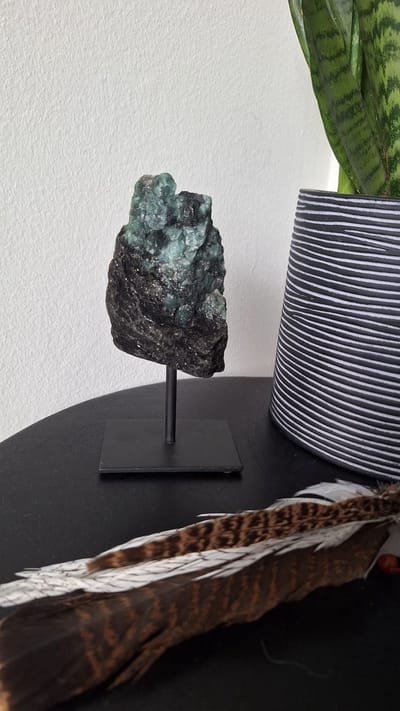 Healing Magic 777 - Edelstenen - Smaragd op standaard - liefde, kracht, manifestatie