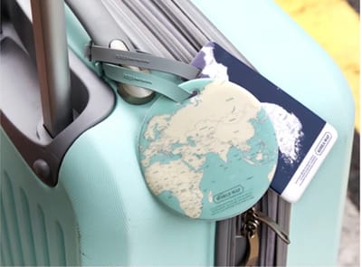 CHPN - Kofferlabel - Koffer label - Tag voor aan je koffer - Naamkaart voor koffer - Vakantie - Koffer niet meer kwijtraken - Koffer personaliseren - Lichtblauw - Wereld - Reislabel - Reisaccessoire
