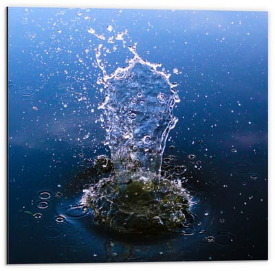 Dibond - Steen plonzend in Water - 50x50cm Foto op Aluminium (Met Ophangsysteem)