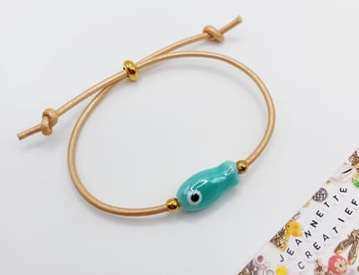Jeannette-Creatief® - Beach - Leren Armband Little Turquoise Fish Schuifknoop - Leer – Leren armband - Keramiek Visje - Schuifknoop RVS - RVS gouden kralen - Armband - Minimalistisch Armbandje - Stack Armband - Handgemaakte Sieraden