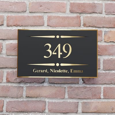 Naambordje voordeur - Huisnummerbord - Rechthoek stip streep - 25x15 - zwart/goud - plakstrip