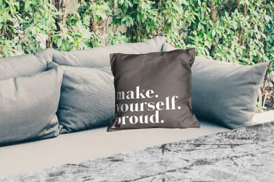 Buitenkussen - Quotes - Make yourself proud - Zelfliefde - Zelfvertrouwen - Tekst - 45x45 cm - Weerbestendig
