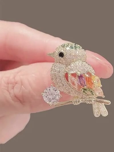 Borasi Vogel Broche | Multi Kleuren Zirkonia Stenen | Goudkleurig | RVS | Hoogwaardig Roestvrij Staal | Bruiloft | Cadeau Voor Haar | Moederdag Cadeau | Broches | Dames Broche | Dames Sieraden | Vrouwen Sieraden |