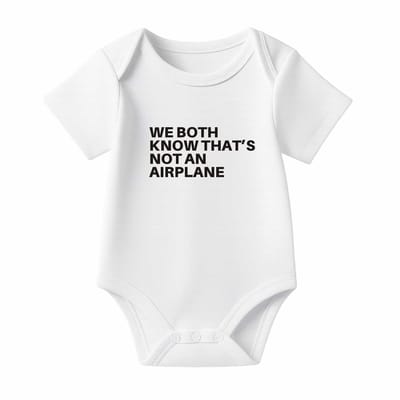 Romper met Tekst Baby – We both know that’s not an airplane – Wit – Korte mouw – Maat 74/80