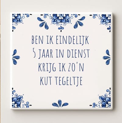Grappige Jubileum Tegel 15x15cm – “Ben ik Eindelijk 5 Jaar in Dienst, Krijg ik Zo’n Kut Tegeltje” – Hilarisch Cadeau voor Collega’s – Delfts Blauwe Wanddecoratie