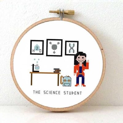 Vrouwlijke Scheikunde student borduurpakket | Borduurpakket voor volwassenen | cadeau voor science student maken | Borduurpakket inclusief borduurring, DMC borduurgaren, Aida borduurstof, borduurnaald en instructies