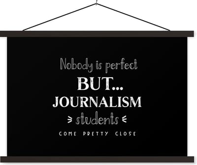 Posterhanger incl. Poster 60x40 cm - Schoolplaat - Quote - Journalist - Studeren - Textielposter - Zwarte latten