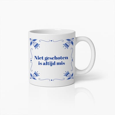 Nederlandse Quote Mok 330ml – “Niet Geschoten Is Altijd Mis” Grappige Motiverende Koffiebeker | Perfect Cadeau voor Liefhebbers van Hollandse Humor
