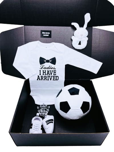 Kraamcadeau jongen - groot kraamcadeau met romper, babysneakers, rammelaar en voetbal, cadeau geboorte jongen met voetbal, kan ook rechtstreeks als cadeau worden verstuurd