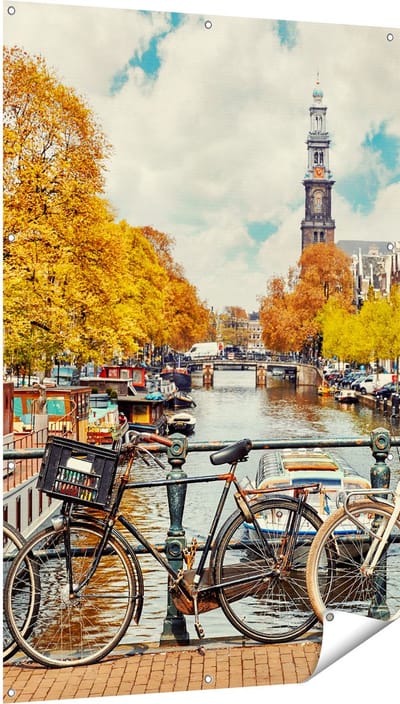 Gards Tuinposter Amsterdamse Brug bij een Brug met Fietsen - 100x150 cm - Tuindoek - Tuindecoratie - Wanddecoratie buiten - Tuinschilderij