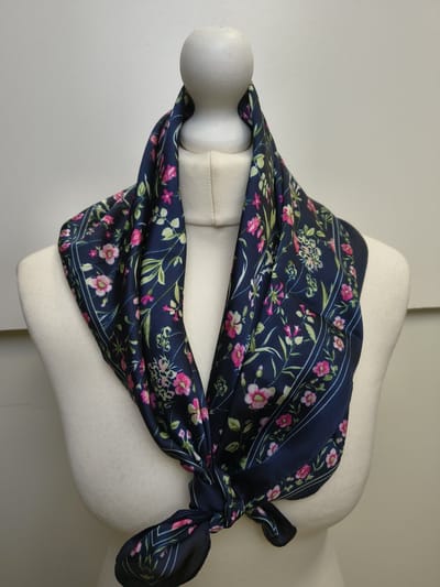 Vierkante dames sjaal Sya-gebloemd motief-marine blauw fuchsia wit roze groen-70x70-neksjaal-halssjaal