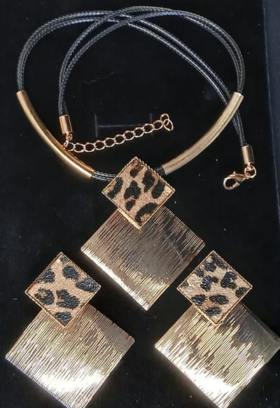 My Sweet Romance® - Dames Ketting met Bijpassende Oorbellen - Choker Goudkleurig met Zwart en Luipaardprint