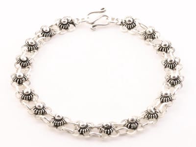 Fijn bewerkte zilveren schakelarmband  - lengte 18 cm.