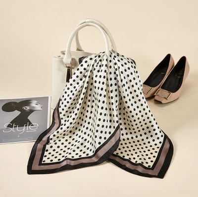 Stijlvolle Sjaal Polkadot Dots Lever / Lila - Off-White – Donkerblauw - Stip / Stippen - Hoofdband - Sjaaltje - Bandana - Haarband | Dots | Elegant - Casual Klassiek - Zakelijk - Tijdloos | Chique om nek – arm of aan tas! Ook leuk als riem | 70 x 70