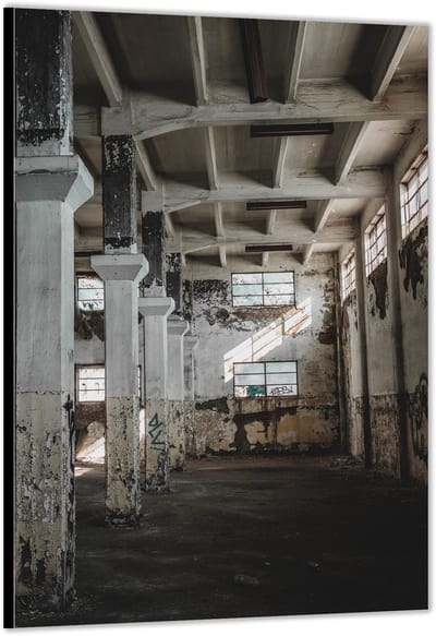 KuijsFotoprint - Schilderij - Verlaten Gebouw - Zwart En Grijs - 200 X 100 Cm