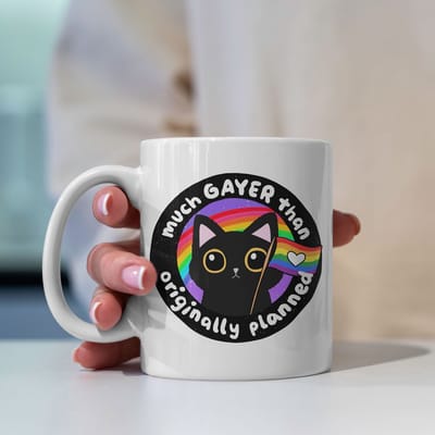 Creasowl® Much Gayer Than Originally Planned Mok 325 ml – Koffiemok & Pride Mok – Keramische Mok voor LGBTQ Liefhebbers – Vaatwasser- en Magnetronbestendig – Perfect Cadeau