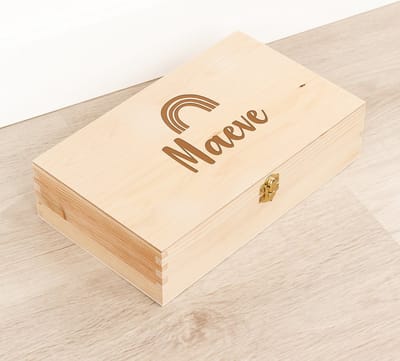 Houten kistje 'Maeve' Regenboog - Tekenkist - Herinneringsdoos - Kraamcadeau - Knutseldoos - Memorybox - Baby - Geboorte