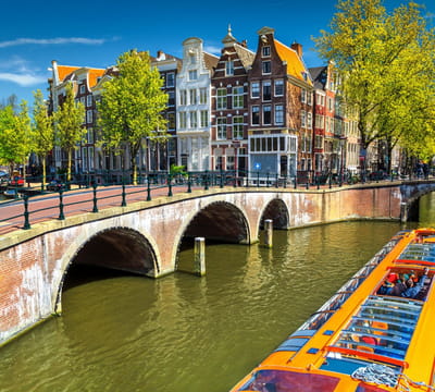 Rondvaartboot langs de grachtenpanden van Amsterdam - Fotobehang (in banen) - 250 x 260 cm