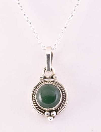 Fijne bewerkte zilveren hanger met nefriet jade aan ketting