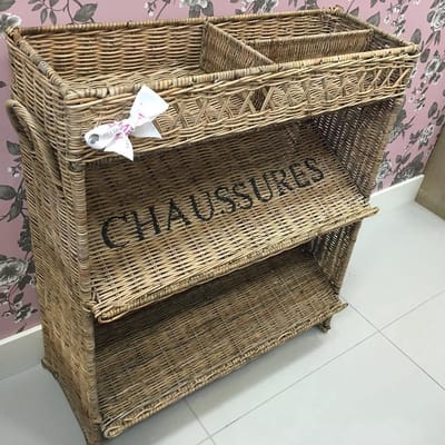 Rieten Schoenenrek - 70x29xH80 cm - Tekst “Chaussures” - Rustic Rattan - Landelijke Stijl - Decoshoppen.nl