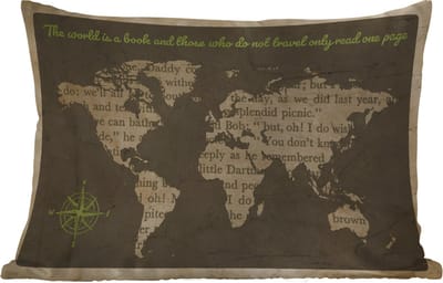 Buitenkussens - Tuin - Vintage wereldkaart met een patroon van een verhaal in een boek en een quote over reizen - 50x30 cm