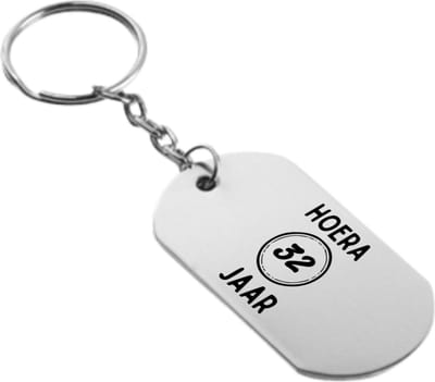 Akyol - Hoera 32 jaar Sleutelhanger - Verjaardag - Jarige job - Leuke kado voor iemand die bijna jarig is - 2,5 x 2,5 CM