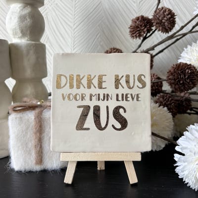 Hartjespost | Tegeltje Dikke kus voor mijn lieve zus mat wit, goud | tegeltjes met tekst | spreuktegel | tegeltjeswijsheden | zussen | zusje | familie | liefde | Zus cadeau | Cadeau voor zus | Zus cadeautjes | verjaardag | kado om te geven | 10x10