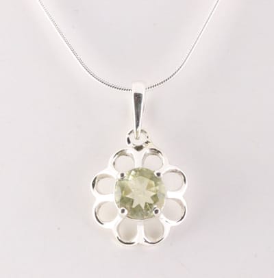 Fijne bloemvormige zilveren hanger met lemonkwarts aan ketting