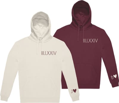 Hoodie Set van 2 – Off-White & Burgundy – Met Initialen & Datum in Romeinse Cijfers – Unisex – Maat S-Livingstickers