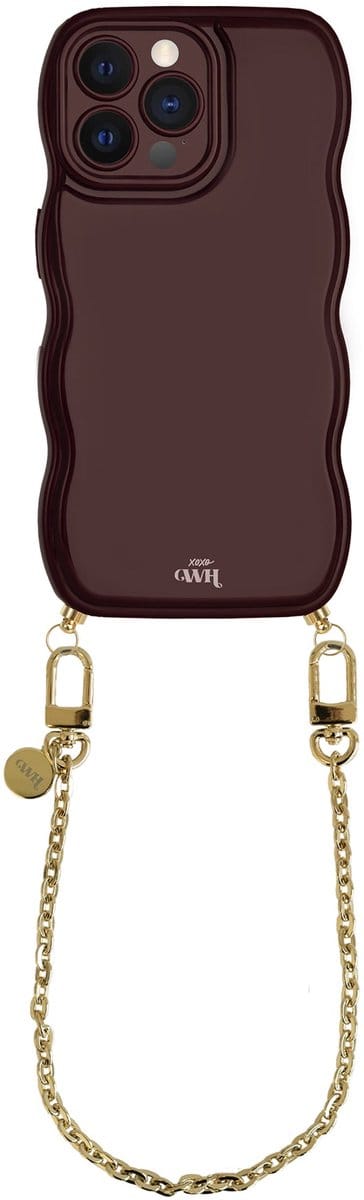 xoxo Wildhearts Glossy Wavy Cord Case Burgundy - Geschikt voor iPhone 12 Pro - Dreamy - Kort koord - Glimmend telefoonhoesje met golven - Hoesje met koord - Gouden ketting - kort telefoonkoord - Bordeaux rood hoesje - Korte variant koord