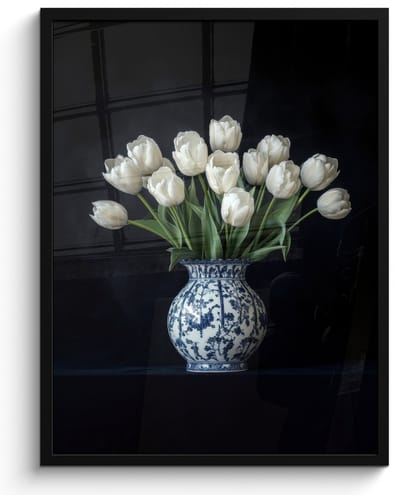 Poster in lijst - Fotolijst 50x70 cm - Posters - Wit - Bloemen - Tulpen - Vaas - Posterlijst zwart - Decoratie - Wanddecoratie woonkamer - Muurdecoratie slaapkamer