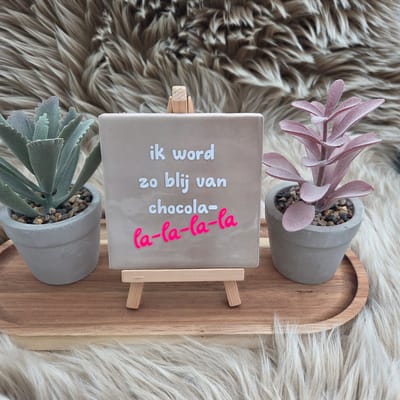 Robuust wenstegeltje “Ik word zo blij van chocolade la-la-la-la” – Keramiek 10x10 cm – Grappig Tegeltje Cadeau – Decoratieve tegel met tekst – Woondecoratie quotes