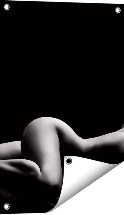 Gards Tuinposter Vrouw Naakt in Bed - Erotiek - Zwart Wit - 40x60 cm - Tuindoek - Tuindecoratie - Wanddecoratie buiten - Tuinschilderij