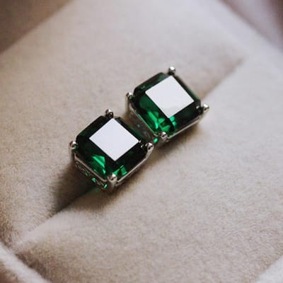 Huitan Kristal/Groene Vierkante Zirkonia Oorknopjes voor Vrouwen Eenvoudige en Elegante Piercing Accessoires Mode Sieraden black