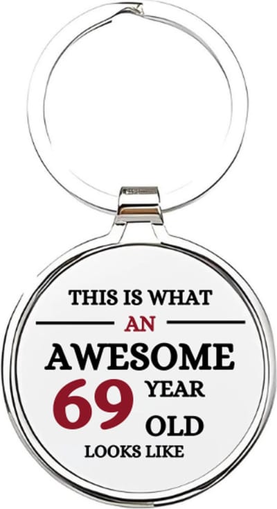 Akyol - this is what an awesome 69 year old looks like Sleutelhanger - Verjaardag - jarigen - jarig - jarige - 69 jaar - verjaardagscadeau - cadeau voor een jarige - feest - cadeau - cadeautje - verjaardagscadeautje - 4 x 7,5 CM