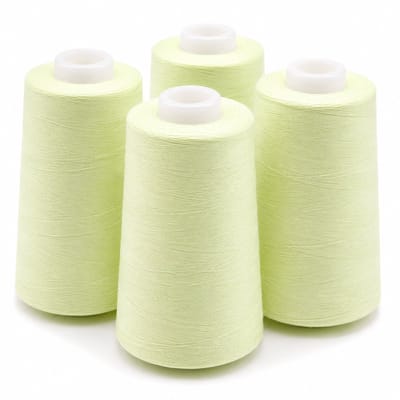 Polyester Overlockgaren – 4 Cones × 2700 m – Totaal 10.800 m – Lichtgeel 426