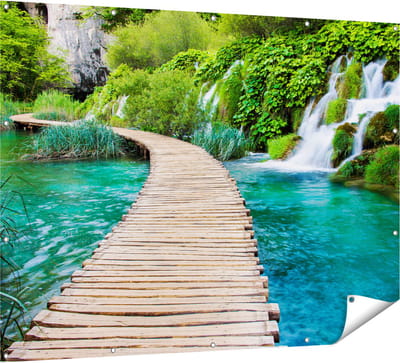 Gards Tuinposter Houten Pad op het Water bij de Watervallen - 160x120 cm - Tuindoek - Tuindecoratie - Wanddecoratie buiten - Tuinschilderij